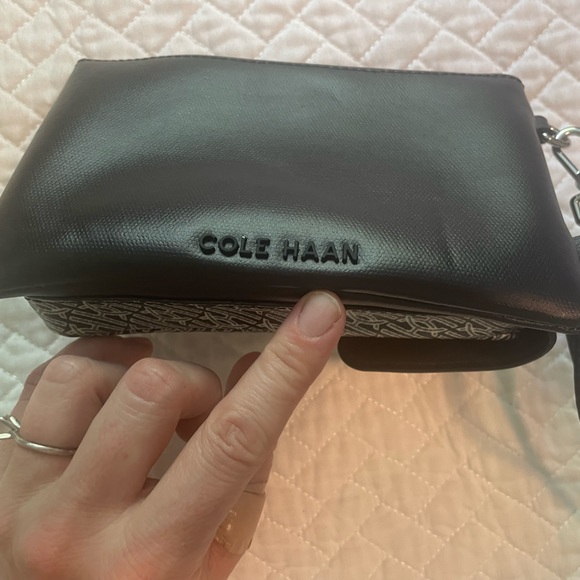 BNWOT - Beautiful Cole Haan Grey/Black/White Patterned Cell Phone/Wallet Purse - Picture 2 of 6